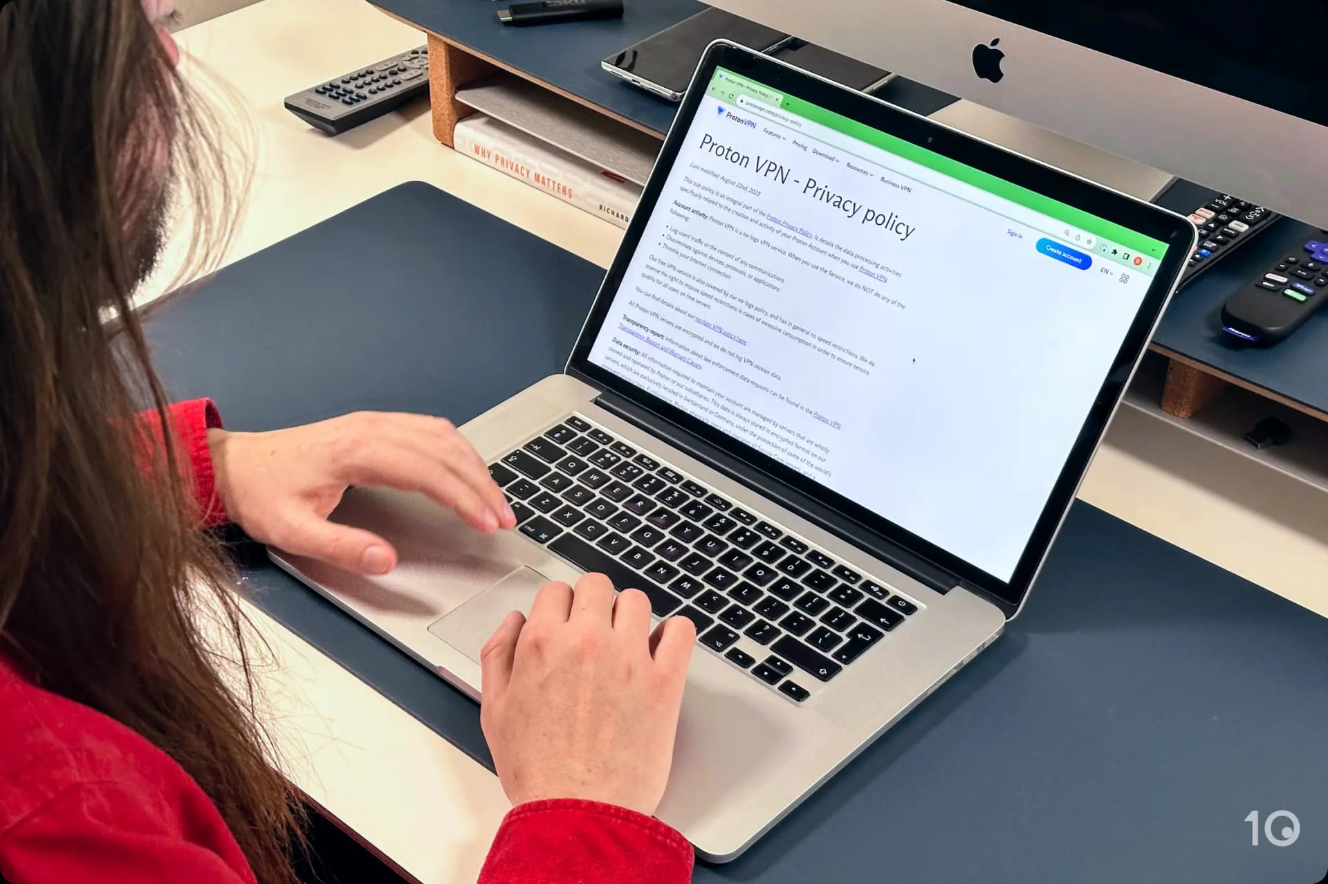 Una imagen de Callum Tennant analizando la política de privacidad de Proton VPN en una computadora portátil macOS.