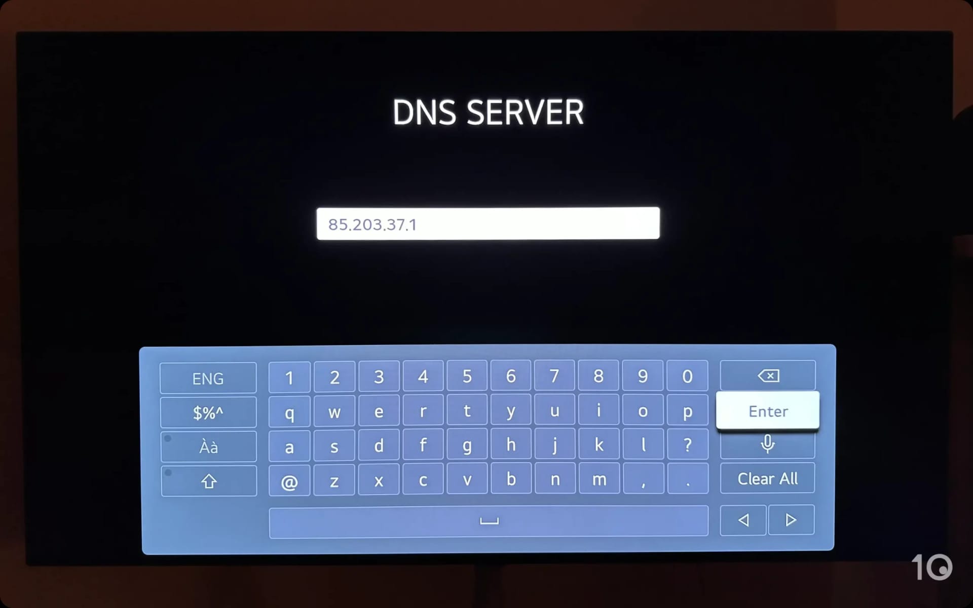 Pantalla de un televisor LG con una caja de información de un servidor DNS mostrando la dirección '85.203.37.1'.